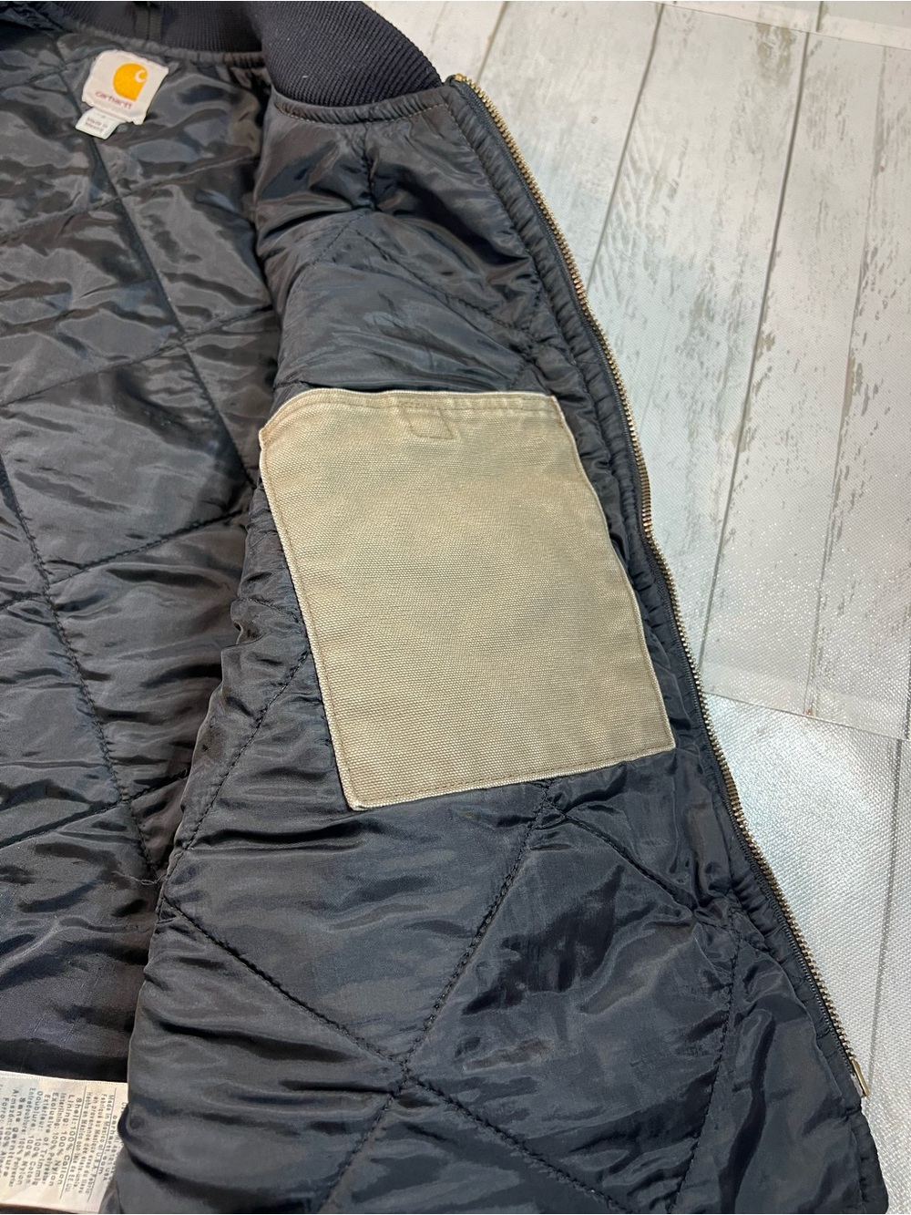 Carhartt Black Jacket Interior with Yellow Logo Label - Picture 5 of 9